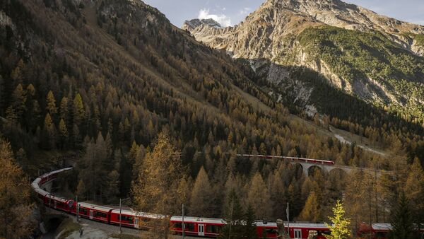 Ein mit fast zwei Kilometern außergewöhnlich langer Reisezug der Rhätischen Bahn (RHB) fährt durch Graubünden., © Gian Ehrenzeller/KEYSTONE/dpa