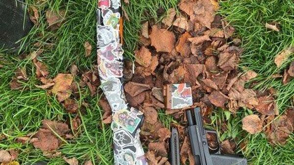 Die täuschend echt aussehenden Waffen der Anime-Fans: Die linke Waffe sieht aus wie eine Vorderschaftrepetierflinte, die rechte wie eine Pistole., © -/Polizeipräsidium Rostock/dpa