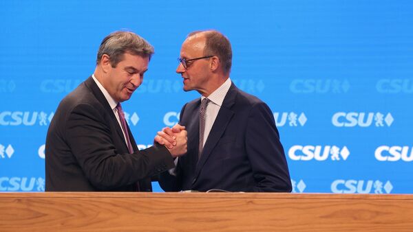 CSU-Chef Markus Söder steht mit Friedrich Merz,Vorsitzender der CDU, nach dessen Rede auf der Bühne., © Karl-Josef Hildenbrand/dpa