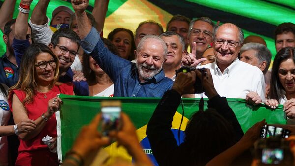 Luiz Inácio Lula da Silva hält in São Paulo seine erste Rede vor der Presse nach seinem Sieg., © Lincon Zarbietti/dpa