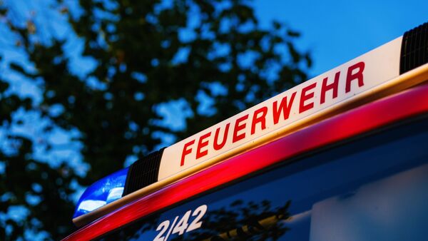 Das Blaulicht leuchtet auf dem Dach eines Einsatzfahrzeugs der Feuerwehr., © Philipp von Ditfurth/dpa/Symbolbild