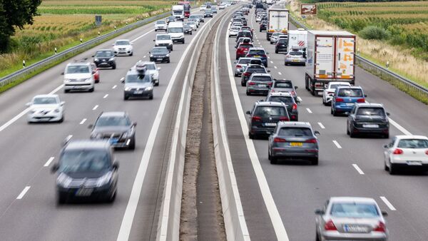 Fahrzeuge fahren auf einer Autobahn., © Philipp von Ditfurth/dpa/Symbolbild