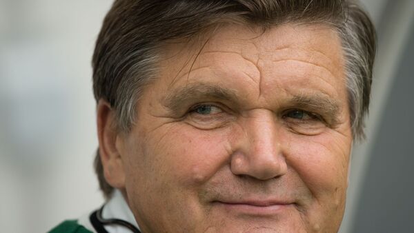 Der ehemalige Fußballtrainer Hans Meyer lächelt im Stadion., © picture alliance / dpa/Archivbild