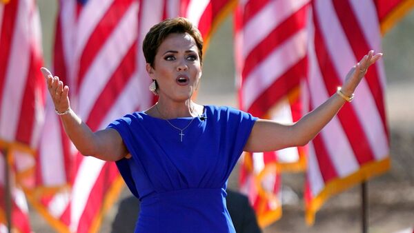 Die Republikanerin Kari Lake, die sich um das Gouverneursamt in Arizona bewirbt, wird in ihrem Wahlkampf von Ex-US-Präsident Donald Trump unterstützt., © Matt York/AP/dpa
