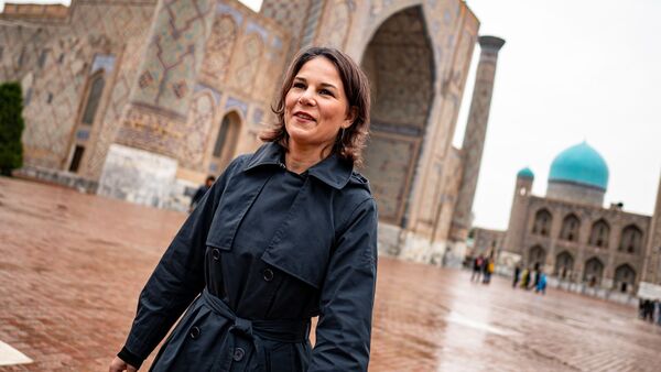 Außenministerin Annalena Baerbock auf dem  Registan in Samarkand., © Fabian Sommer/dpa