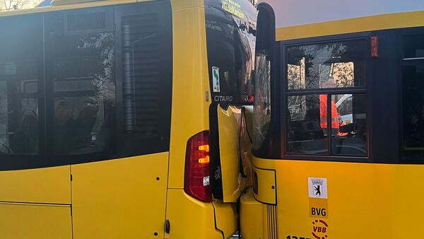 Kollision zwischen einem Bus und einer Straßenbahn in Berlin., © Sappeck/BLP/dpa
