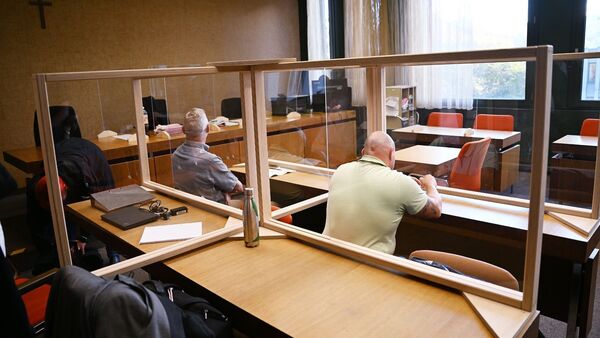 Die beiden Angeklagten sitzen im Gerichtssaal., © Angelika Warmuth/dpa/Archivbild