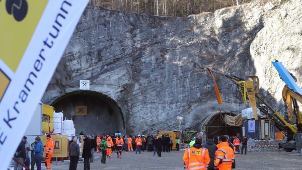 Arbeiter und Gäste stehen nach dem offiziellen Tunnelanschlag vor dem Nordportal des Kramertunnels., © Stephan Jansen/dpa/Archivbild