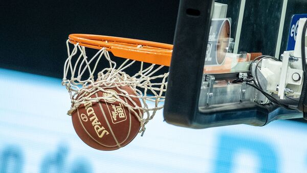 Ein Basketball landet im Korb., © Andreas Gora/dpa/Symbolbild