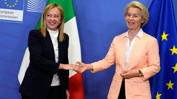 Italiens Ministerpräsidentin Giorgia Meloni (l) ist nach Brüssel gereist und hat Ursula von der Leyen getroffen., © Virginia Mayo/AP/dpa