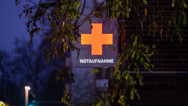 Ein Schild weist auf die Notaufnahme eines Krankenhauses hin., © Julian Stratenschulte/dpa/Symbolbild