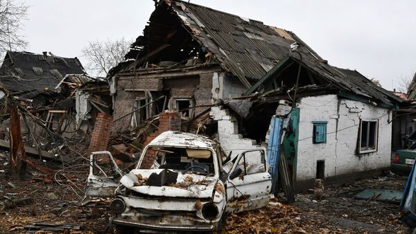 Ein beschädigtes Auto aus der Sowjet-Ära der Marke Saporoshez ist neben einem zerstörten Wohnhaus zu sehen., © Andriy Andriyenko/AP/dpa
