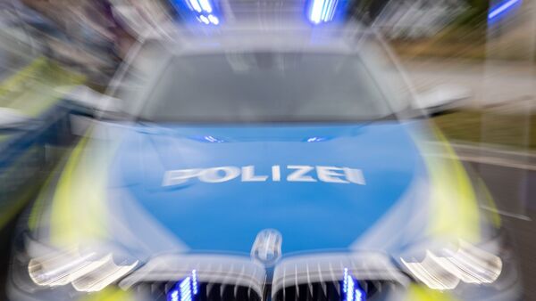 Ein Streifenwagen der Polizei mit eingeschaltetem Blaulicht., © Daniel Karmann/dpa/Symbolbild