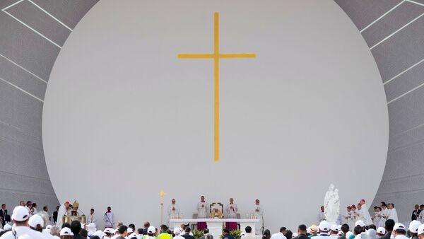 Papst Franziskus feiert eine Messe im Nationalstadion in Bahrain., © Alessandra Tarantino/AP/dpa