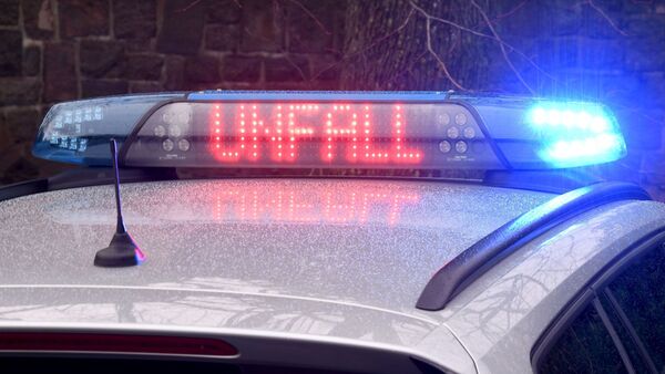 Die Leuchtschrift «Unfall» auf dem Dach eines Polizeiwagens., © Carsten Rehder/dpa/Symbolbild