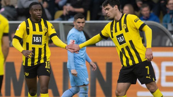 Dortmunds Youssoufa Moukoko (l) jubelt über seinen Treffer zum 1:0., © Bernd Thissen/dpa