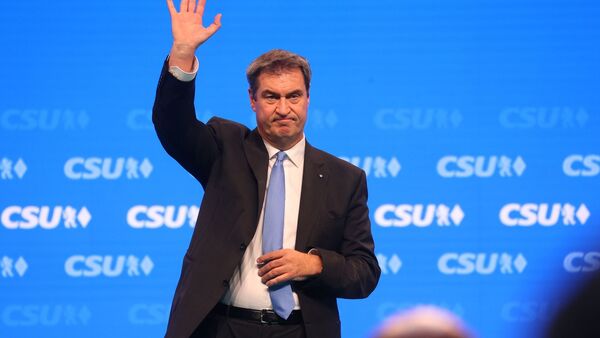 Markus Söder steht beim CSU-Parteitag nach seiner Rede auf der Bühne., © Karl-Josef Hildenbrand/dpa