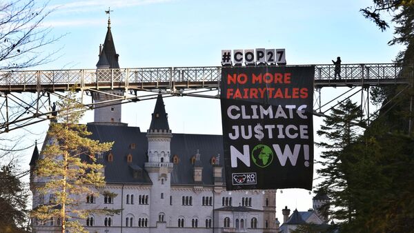 Ein von Klimaaktivisten befestigtes, rund 70 Quadratmeter großes Banner mit der Aufschrift «No more fairytales - Climate justice now», hängt an der Marienbrücke vor dem Schloss Neuschwanstein., © Karl-Josef Hildenbrand/dpa
