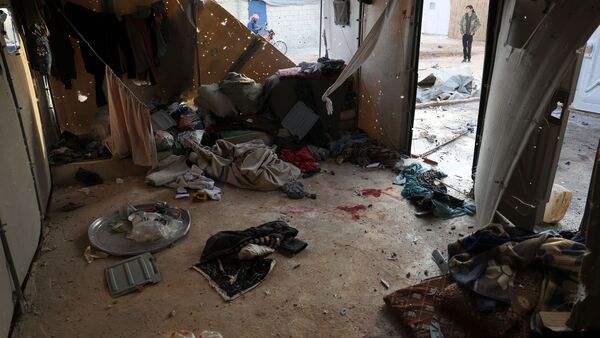 Blutspuren sind nachnach Beschuss im Flüchtlingscamp Maram zu sehen., © Ghaith Alsayed/AP/dpa