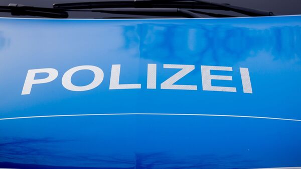 Der Polizei-Schriftzug steht auf einem Einsatzfahrzeug., © Christoph Soeder/dpa/Symbolbild