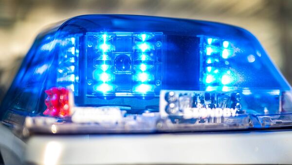 Ein Blaulicht leuchtet auf dem Dach eines Polizeiwagens., © David Inderlied/dpa/Symbolbild