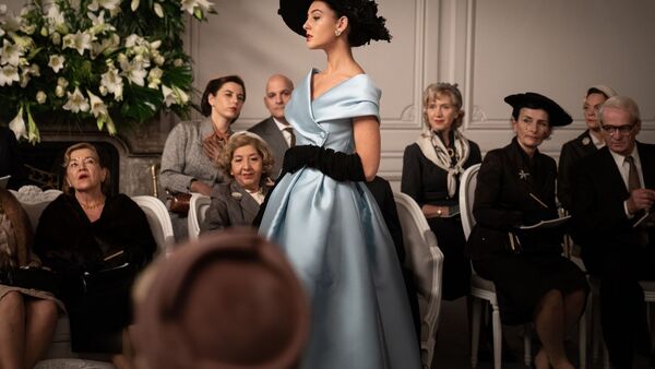 Alba Baptista (M) als Natasha in einer Szene des Films «Mrs. Harris und ein Kleid von Dior»., © David Lukacs/Ada Films Ltd/dpa
