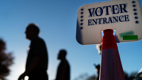 Wähler auf dem Weg in einen Wahllokal., © David Goldman/AP/dpa
