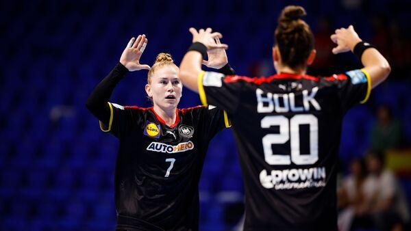 Meike Schmelzer und Emily Bölk klatschen nach einem Treffer gegen Spanien ab., © Kolektiff Images/dpa