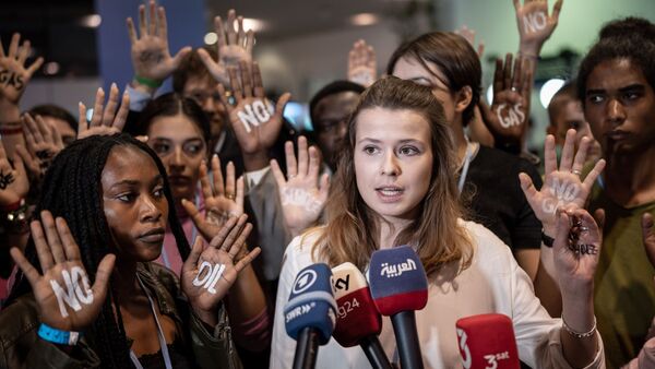 Luisa Neubauer (M), Klimaaktivistin der Fridays for Future-Bewegung, gibt bei der UN-Weltklimakonferenz an der Seite von Aktivistinnen und Aktivisten ein Statement ab., © Michael Kappeler/dpa