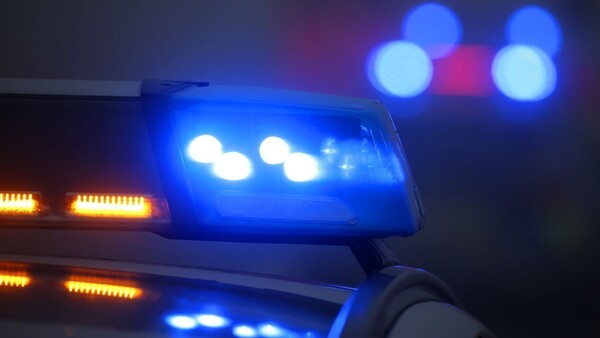Ein Polizeiauto mit eingeschaltetem Blaulicht steht an einer Unfallstelle., © Karl-Josef Hildenbrand/dpa/Symbolbild