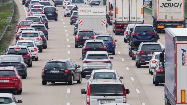 Fahrzeuge stehen auf einer Autobahn im Stau., © Mia Bucher/dpa/Symbolbild