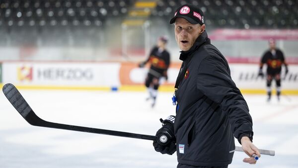 Toni Söderholm ist das erste mal in seiner neuen Funktion als Trainer des SC Bern auf dem Eis., © Anthony Anex/KEYSTONE/dpa