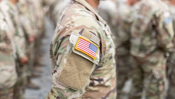 Soldaten der US-Army stehen nebeneinander., © Daniel Karmann/dpa/Archivbild