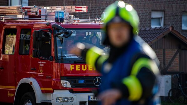 Ein Fahrzeug der Feuerwehr fährt an dem Einsatzort vor und wird vom Wehrführer eingewiesen., © David Inderlied/dpa/Symbolbild