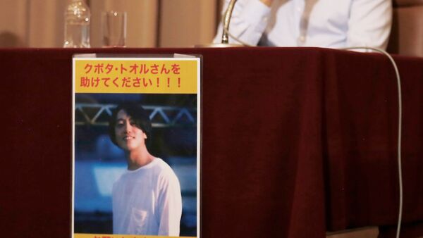 Ein Bild des japanischen Journalisten Toru Kubota hängt an einem Tisch., © Yuri Kageyama/AP/dpa