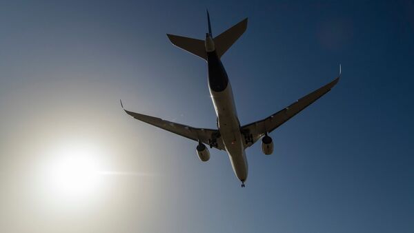 Ein Flugzeug setzt zum Landeanflug an., © Boris Roessler/dpa/Symbolbild