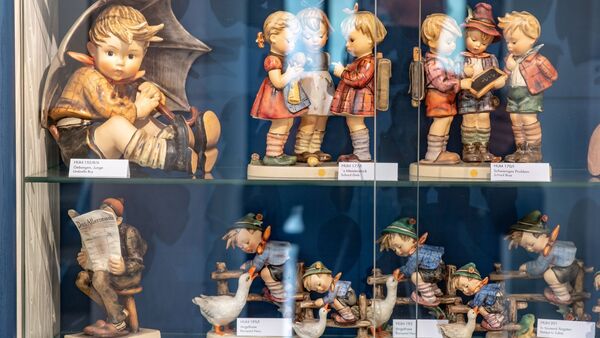 Hummel-Porzellanfiguren stehen in einer Vitrine im geschlossenen Berta-Hummel-Museum., © Armin Weigel/dpa/Archivbild