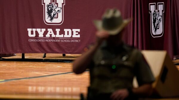 Polizisten des texanischen Sicherheitsministeriums bei einer Sitzung in Uvalde., © Eric Gay/AP/dpa