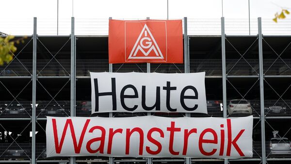 Blick auf Banner eines Warnstreiks der IG Metall in Schweinfurt., © Heiko Becker/dpa