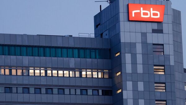 Das beleuchtete Logo des Senders Rundfunk Berlin-Brandenburg (RBB) am Sitz des Senders an der Masurenallee in Berlin., © Carsten Koall/dpa