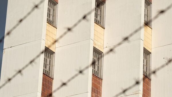 Ein Stacheldrahtzaun umzäunt das Gelände einer Justizvollzugsanstalt., © Bernd Weißbrod/dpa/Symbolbild