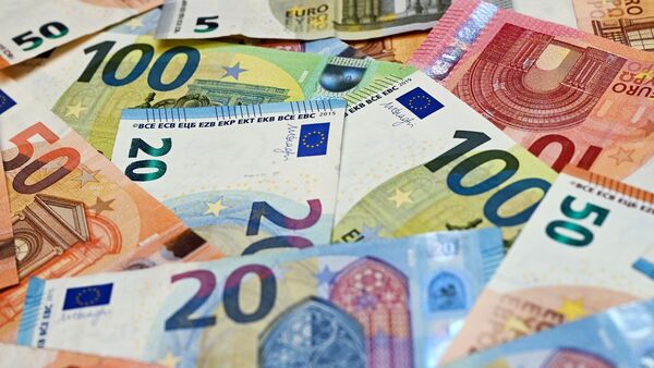 Eurobanknoten liegen auf einem Tisch., © Patrick Pleul/dpa-Zentralbild/dpa/Illustration