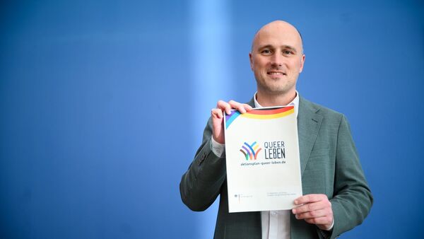 Sven Lehmann (Bündnis 90/Die Grünen) stellt den Aktionsplan der Bundesregierung «Queer leben» vor., © Bernd von Jutrczenka/dpa