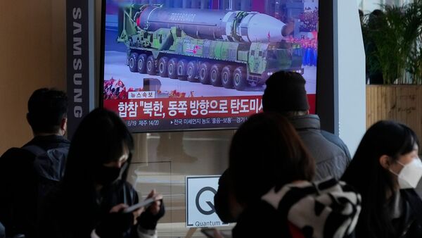 Eine Nachrichtensendung zeigt im Bahnhof von Seoul das Archivfoto einer nordkoreanischen Rakete bei einer Militärparade., © Ahn Young-Joon/AP/dpa