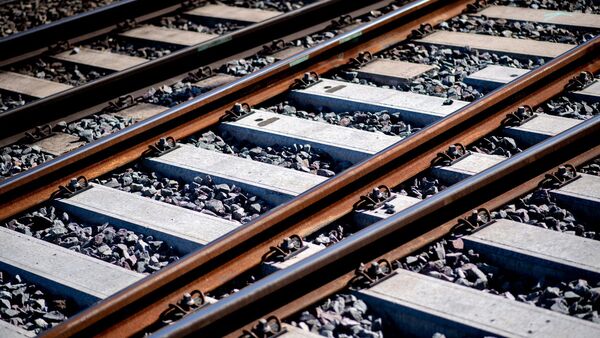 Gleise sind an einem Bahnhof im Schotterbett verlegt., © Hauke-Christian Dittrich/dpa/Symbolbild