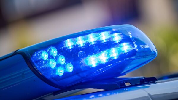 Ein Blaulicht leuchtet auf dem Dach eines Streifenwagens der Polizei., © Lino Mirgeler/dpa/Symbolbild