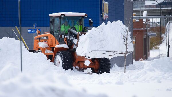 Mitarbeiter des Winterdienstes räumen Schnee weg., © Joshua Bessex/AP/dpa