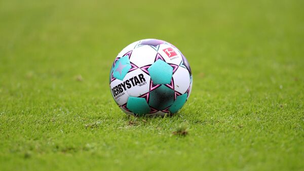 Ein Spielball liegt auf dem Rasen., © Andreas Gora/dpa/Symbolbild