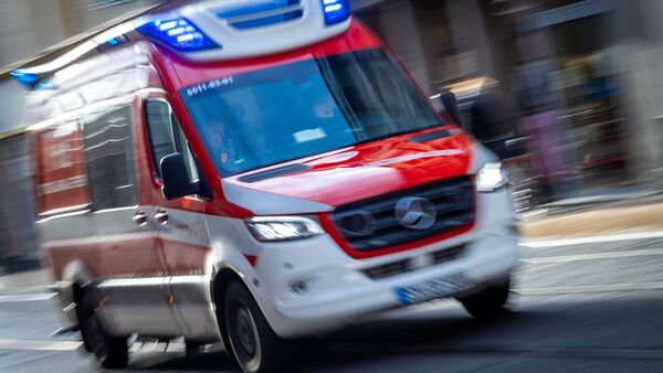 Ein Rettungswagen ist mit Blaulicht im Einsatz., © Jens Büttner/dpa-Zentralbild/ZB/Symbolbild