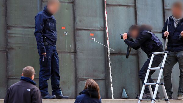 Polizeibeamte sichern Spuren am Dach der neuen Synagoge in Essen., © Justin Brosch/dpa